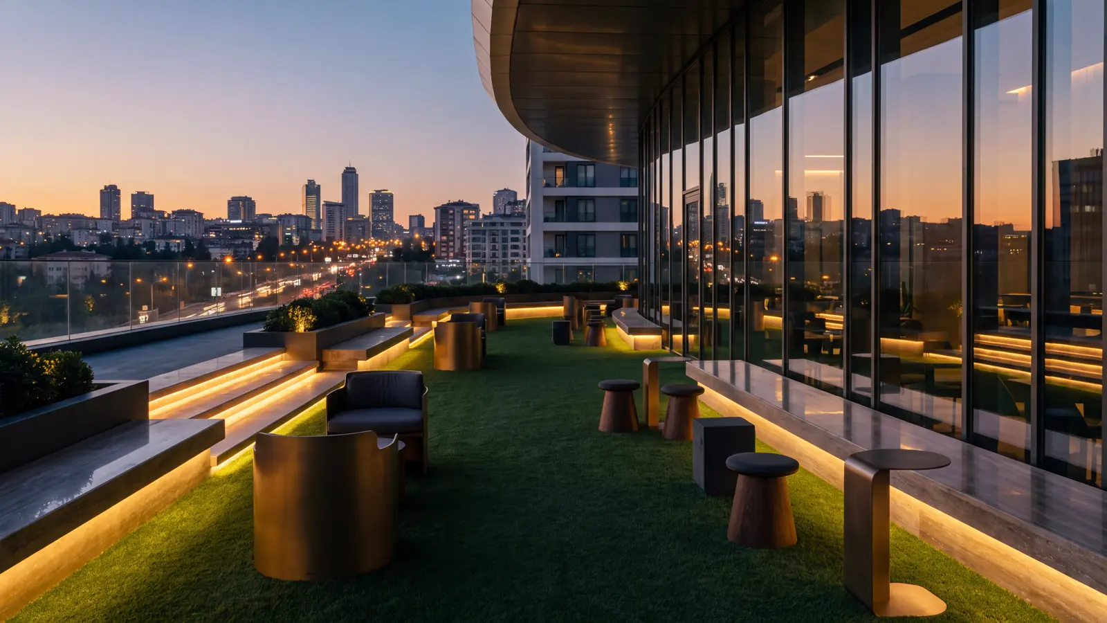 Şehir manzaralı ultra modern bir kafe terası; zemin yapay çim, bantlı ambiyans ışıkları.